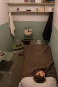 Hoje Alcatraz é um museu. Foi reproduzida a cela de Frank Morris com os artefatos que ele confeccionou para a fuga.