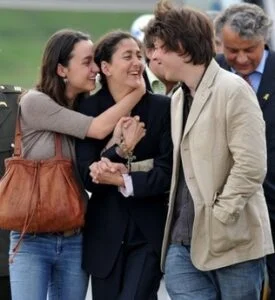 Ingrid Betancourt reencontra os filhos apos o longo sequestro.
